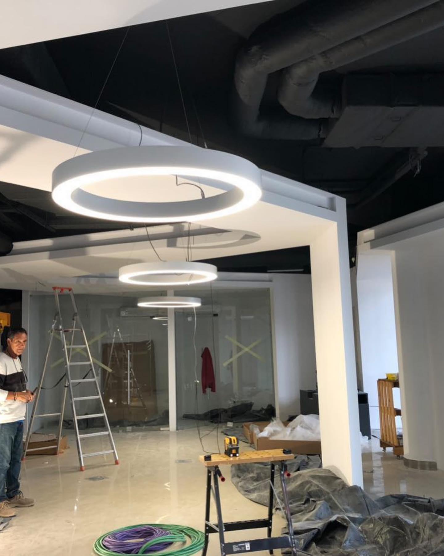 Iluminação em anel num espaço comercial amplo