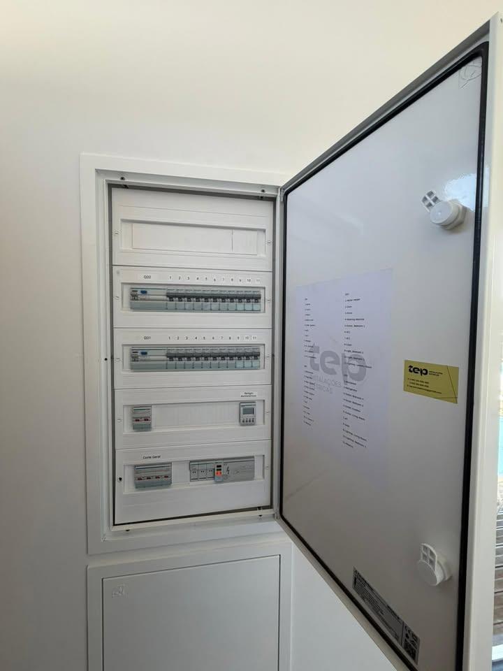 Quadro elétrico residencial organizado com circuitos identificados