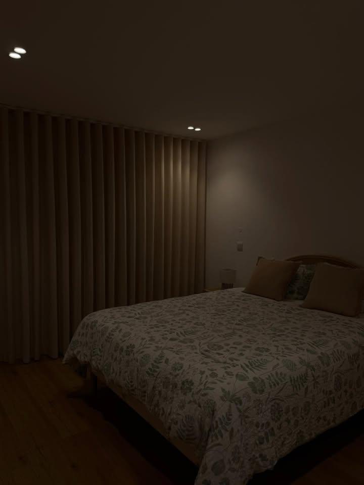 Iluminação embutida num quarto residencial