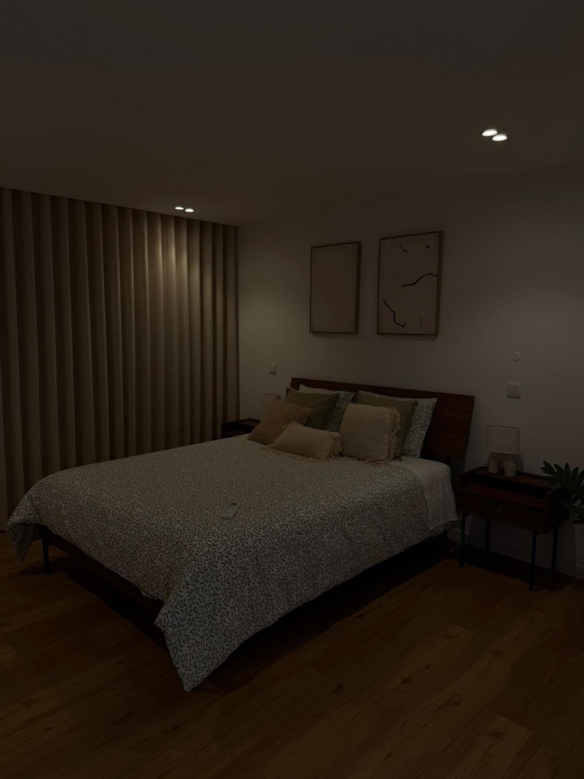 Projeto de iluminação em quarto com focos de teto