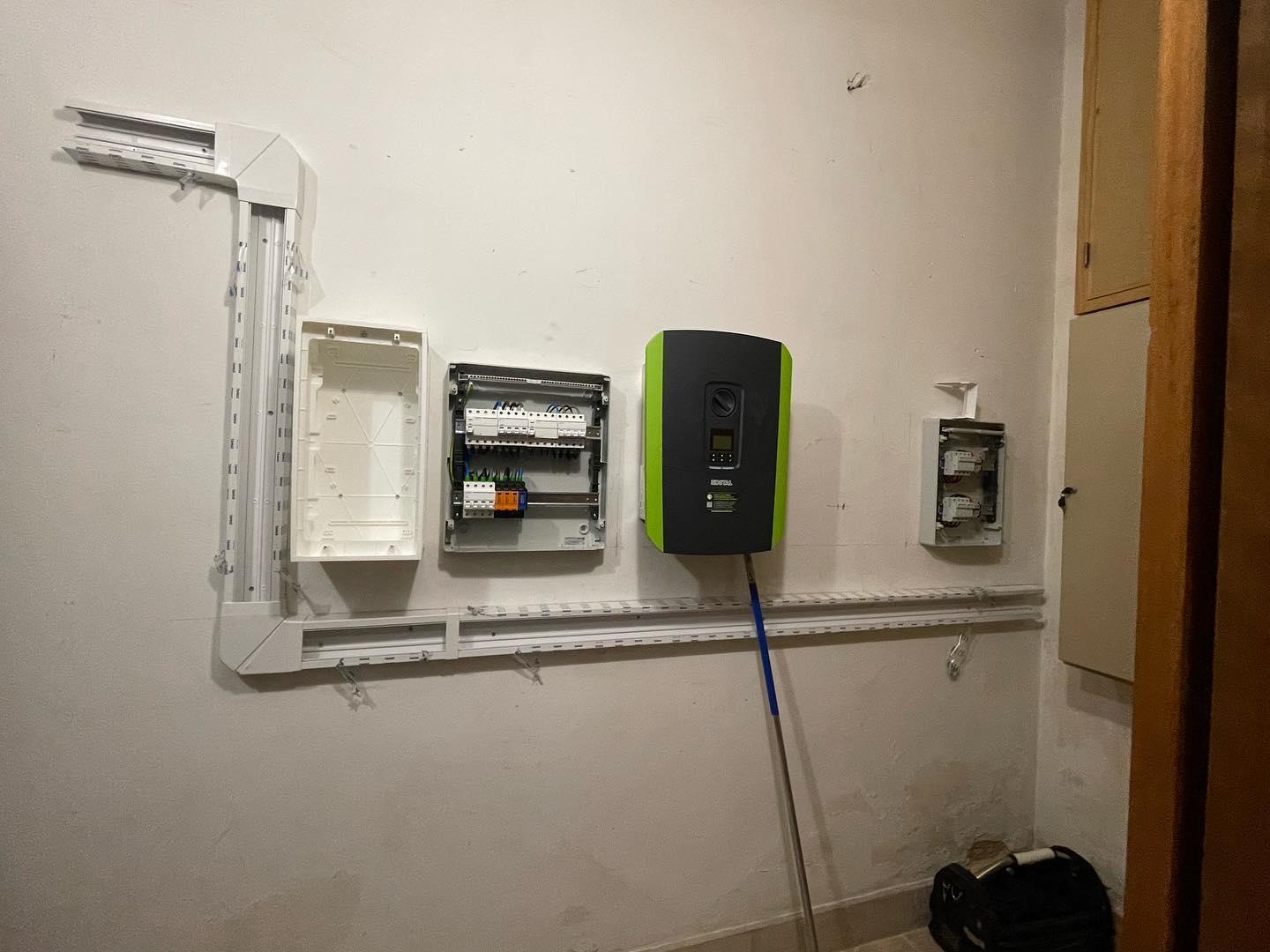 Inversor e quadros elétricos numa instalação solar